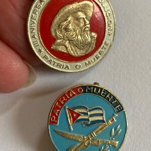 2 Cuban Castro Revolution PROPAGANDA Pins PATRIA O MUERTE Homeland or Death